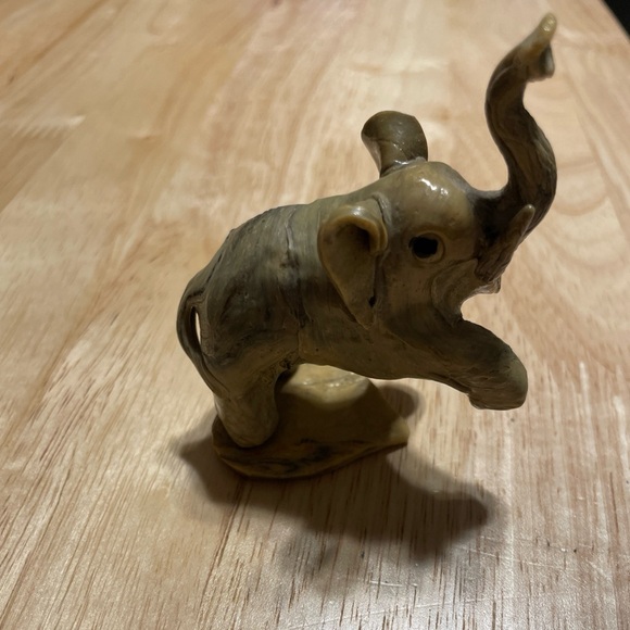 Vintage Crushed Marbled Oyster Shell Elephant Figurine - Picture 5 of 5